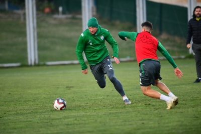 Bursaspor'un yeni transferi Tayfur Bingöl ilk antrenmanına çıktı