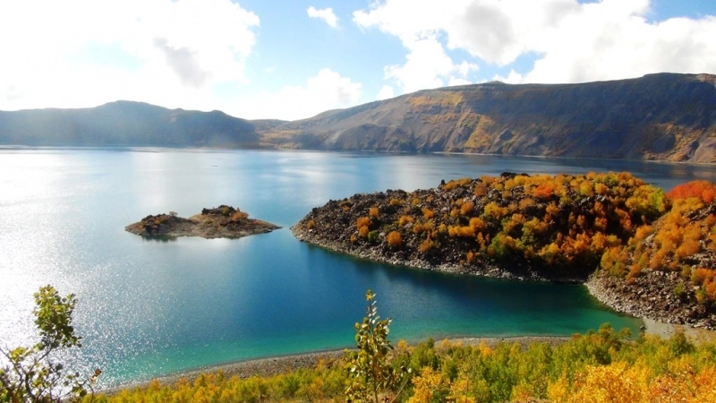 Nemrut Krater Gölü'nde sonbahar güzelliği