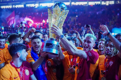 Galatasaray şampiyonluk kupasını böyle kaldırdı