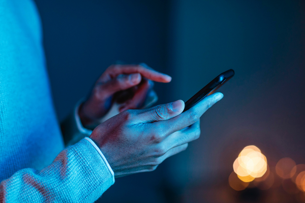 side-view-man-using-smartphone-1