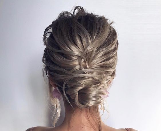 2022 Düğün Abiyeleri İçin Dağınık Topuz Saç Modelleri _ Bayan Kıyafet Kombinleri-1