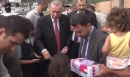 Cumhurbaşkanı Erdoğan çocuklara oyuncak dağıttı