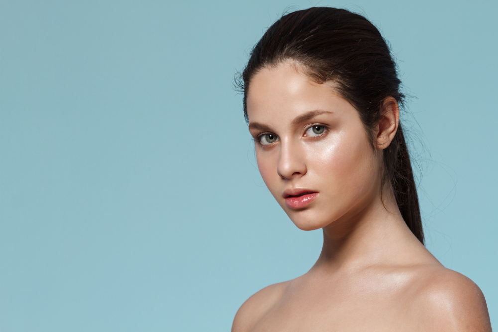 fashion-portrait-woman-with-natural-make-up