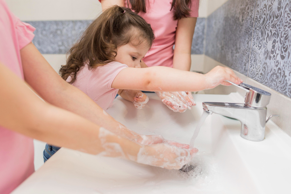 close-up-girls-washing-hands