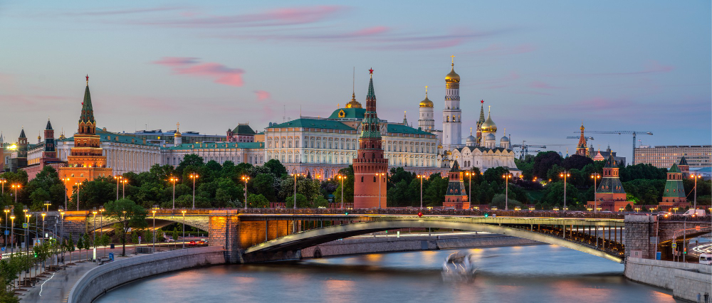 moskva-river-with-long-exposure-near-kremlin-evening-moscow-russia