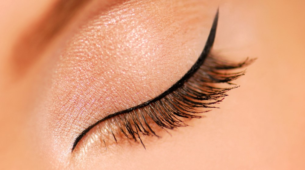 eyes-closed-black-eyeliner-sensuality-lashes