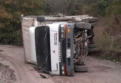 Mudanya'da kamyon kaza yaptı