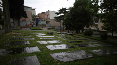 (Özel) Çocuk parkı içerisindeki Fransız Mezarlığı, mezar taşlarıyla dikkat çekiyor