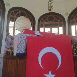 Fatih’in komutanlarından Zağnos Paşa’nın türbesi bayraklarla donatıldı